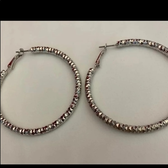 2 pairs Large textured hoop earrings - Picture 9 of 9